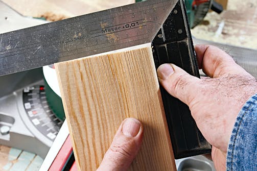 Kap geringssav: Brug din vinkel til at kontrollere, at snittet er præcis 90 grader Kap geringssav: Brug din vinkel til at kontrollere, at snittet er præcis 90 grader